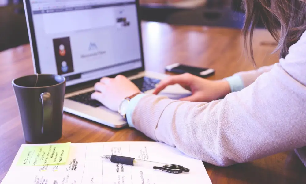Digitalisierung und Ergonomie in der Schule: Schülerin beim Lernen zu Hause Digitalisierung und Ergonomie in der Schule: Schülerin beim Lernen zu Hause