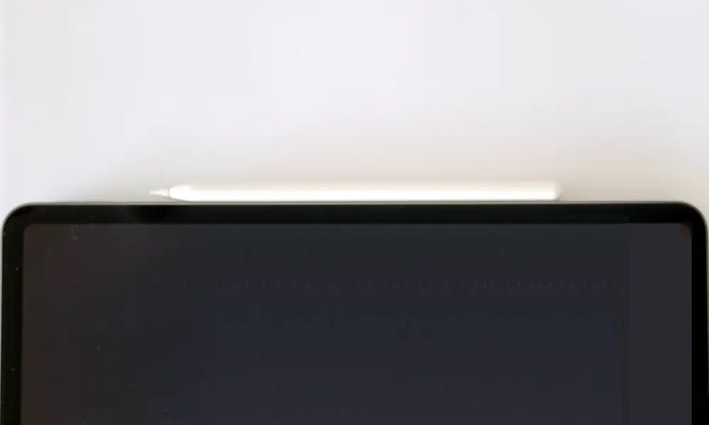 Zum Aufladen wird der Apple Pencil 2. Generation einfach magnetisch am iPad Air, Pro oder mini befestigt. Zum Aufladen wird der Apple Pencil 2. Generation einfach magnetisch am iPad Air, Pro oder mini befestigt.