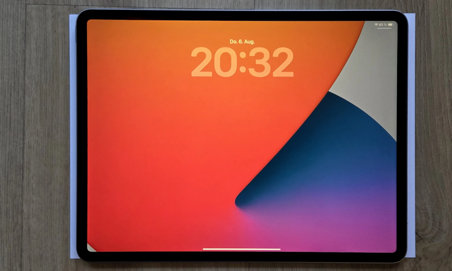 Das iPad Air (M4) 2026 ist höher als das DIN-A4-Blatt darunter, sodass Sie weniger scrollen müssen