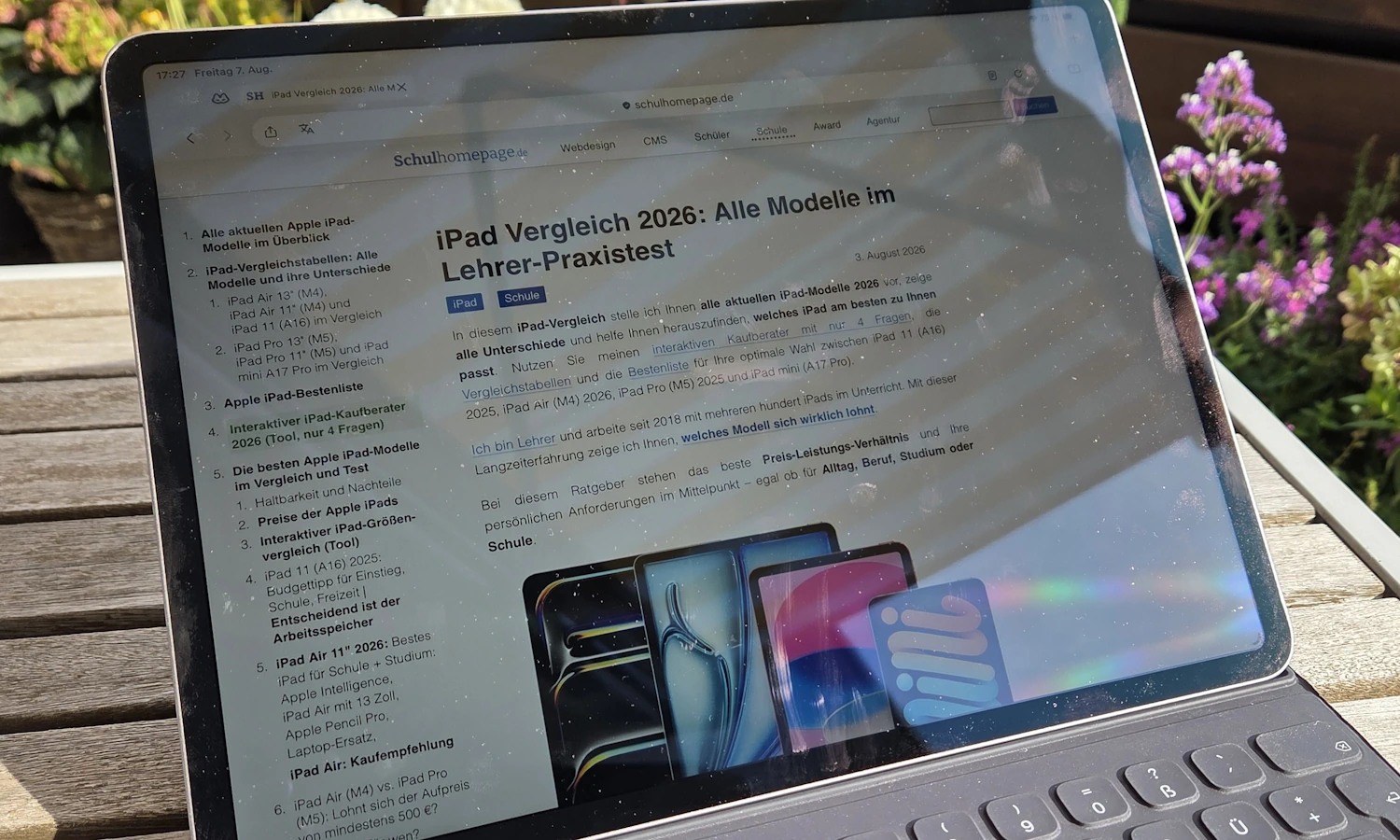 Foto des iPad Air (M4) 13 Zoll mit Smart Keyboard Folio draußen bei hellem Sonnenlicht
