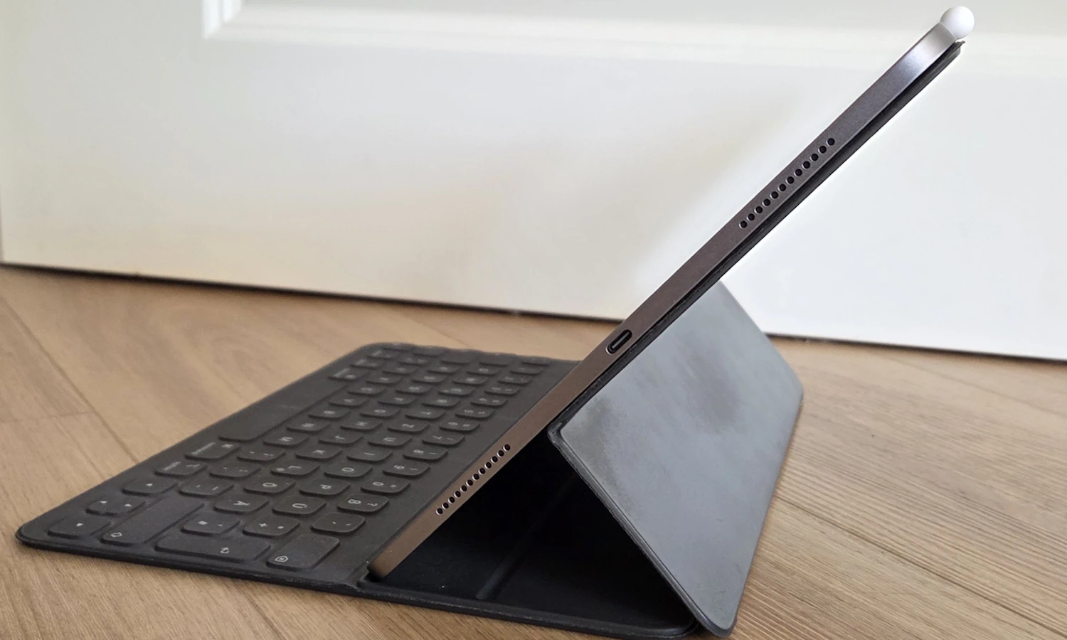 Das gebrauchte Apple Smart Keyboard Folio des iPad Pro 12,9 Zoll passt und funktioniert perfekt am neuen iPad Air 13 Zoll